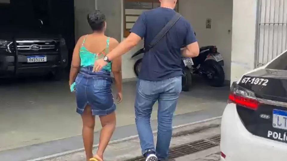 Mãe é presa por espancar e torturar filhos com ferro de passar