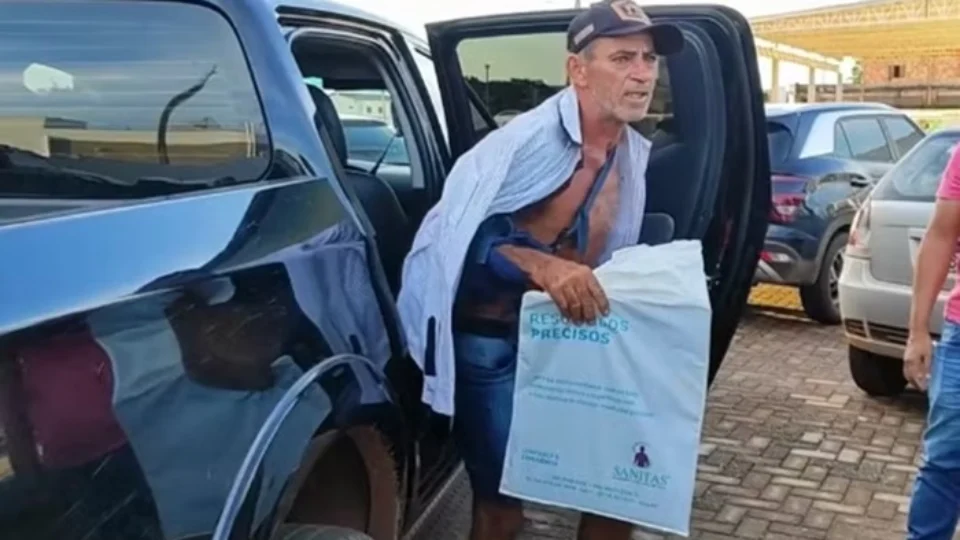 Homem é preso após dar café envenenado à esposa e fingir ter bebido