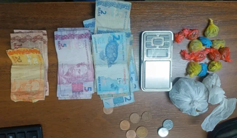 Adolescente de 17 anos é apreendido ao vender drogas no Centro de Manaus