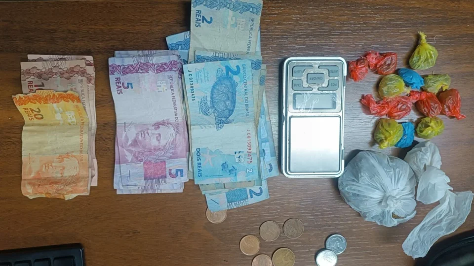 Adolescente de 17 anos é apreendido ao vender drogas no Centro de Manaus