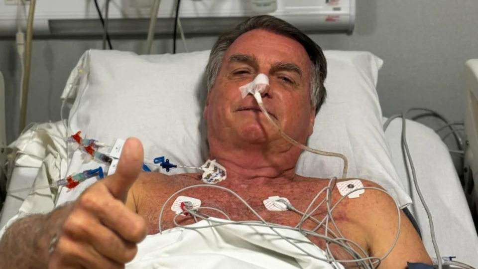 Bolsonaro deve passar por nova cirurgia neste domingo após agravamento de quadro intestinal