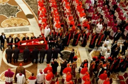 Mais de 50 mil fiéis visitam o velório do papa Francisco