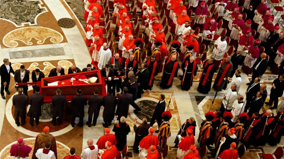 Mais de 50 mil fiéis visitam o velório do papa Francisco