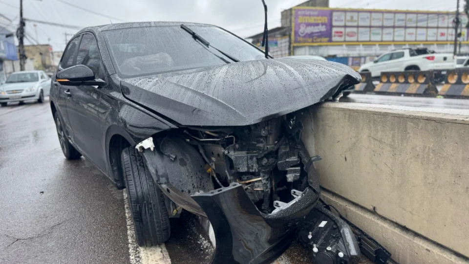 Carro fica destruído após colidir contra divisória de pista na Av. Álvaro Maia