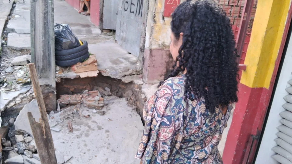 Cratera se abre em calçada de loja e comerciante é prejudicada ao interromper entregas