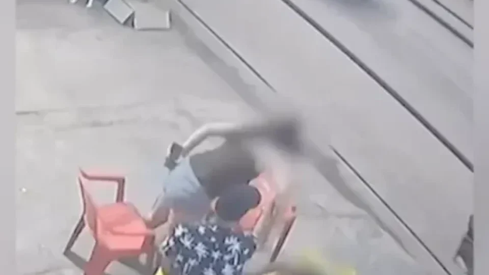 VEJA VÍDEO: Mãe consome bebida alcoólica e espanca filha de 2 anos em bar