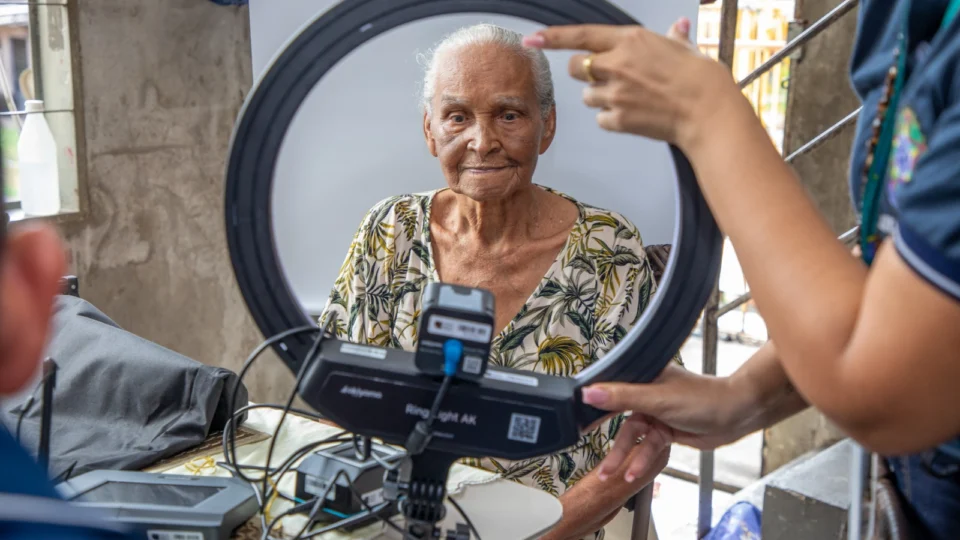 TRE-AM atende em casa pessoas com mobilidade reduzida