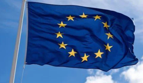 União Europeia reage e impõe tarifas a produtos dos EUA em retaliação a medidas de Trump