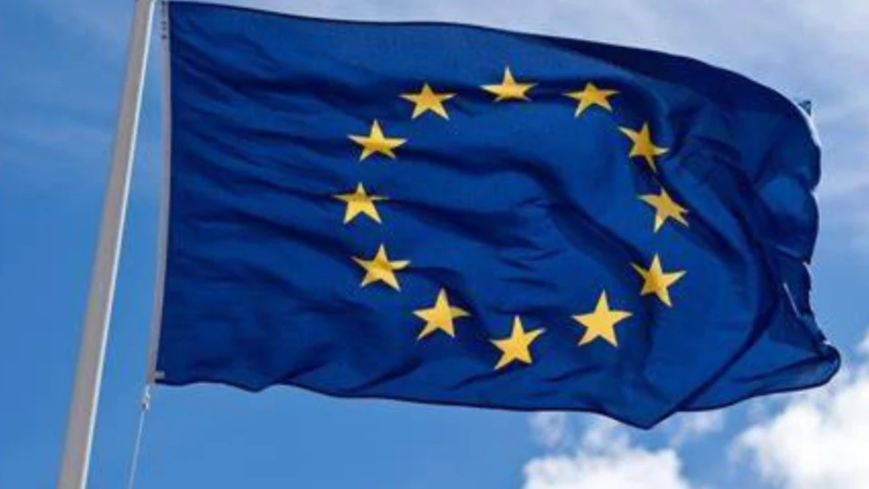 União Europeia reage e impõe tarifas a produtos dos EUA em retaliação a medidas de Trump