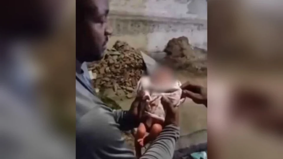 Recém-nascida é resgatada por garis após ser encontrada no lixo na zona Norte do Rio