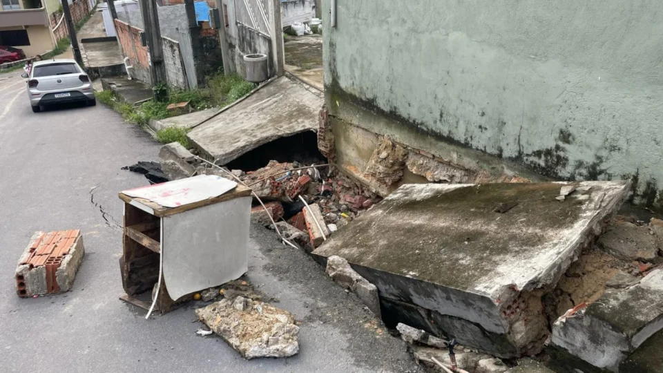 Morador de Cidade Nova Enfrenta Cratera em Residência e Solicita Soluções