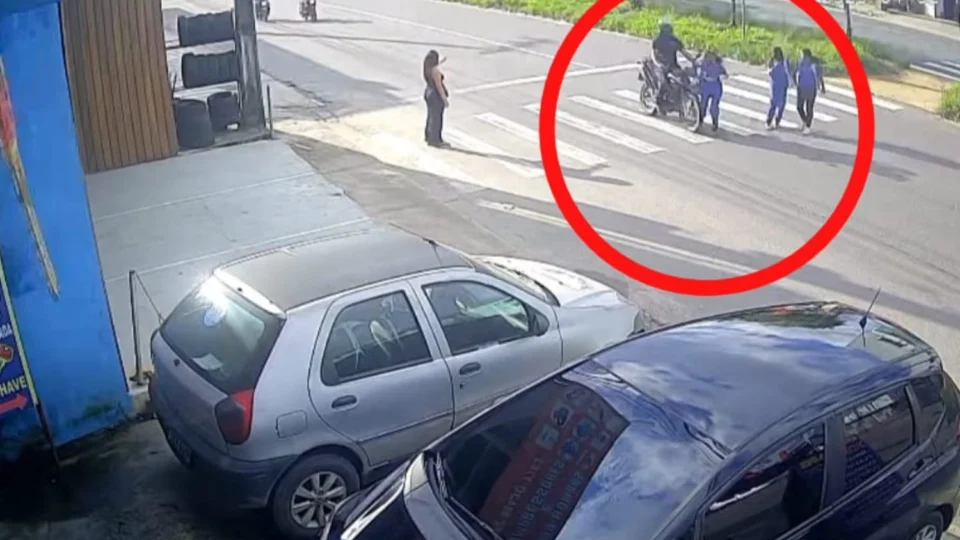 Adolescente é atropelada ao sair de escola em Manaus