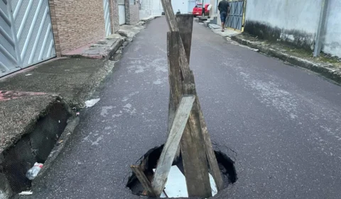 Buraco em rua no bairro Japiim 2 causa acidente e moradores cobram solução da Prefeitura