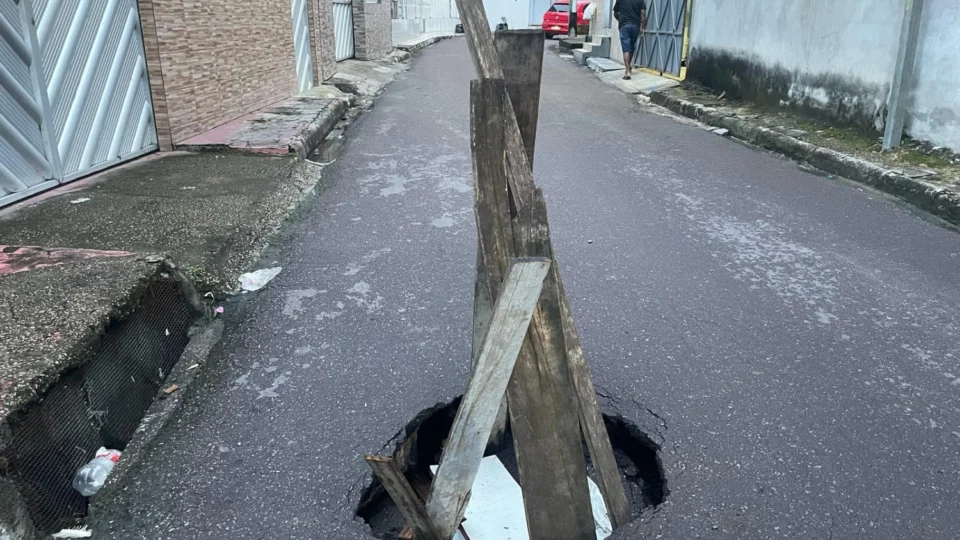 Buraco em rua no bairro Japiim 2 causa acidente e moradores cobram solução da Prefeitura