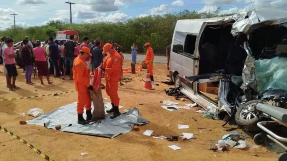 Tragédia na PI-144: colisão entre van e caminhão deixa seis mulheres mortas e 11 feridos no Sul do Piauí