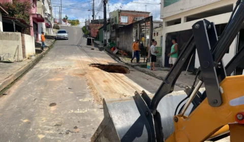Moradores do bairro Santo Antônio cobram conclusão de obra em rua afetada por cratera