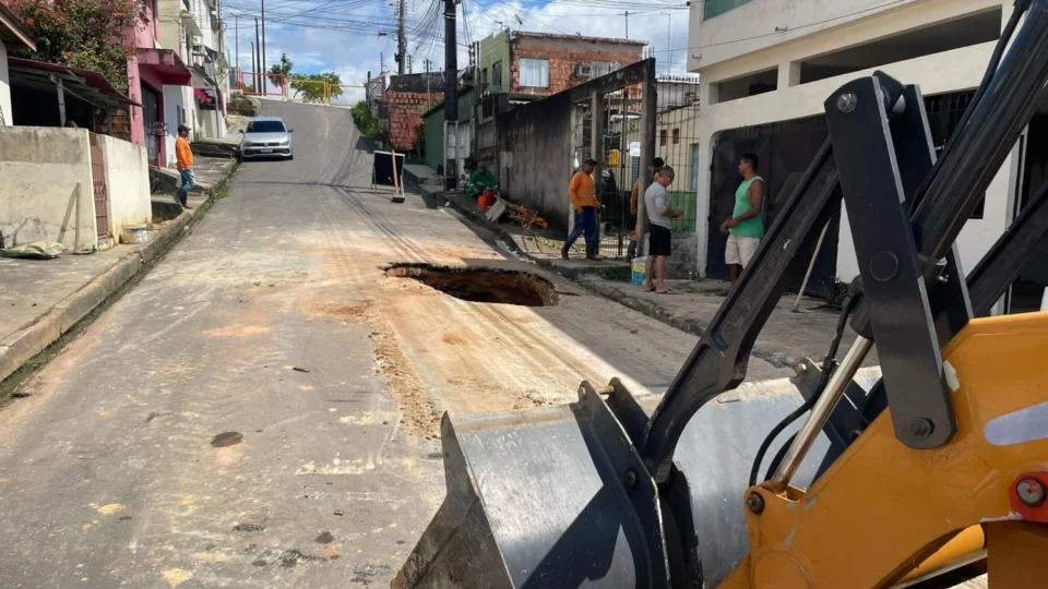 Moradores do bairro Santo Antônio cobram conclusão de obra em rua afetada por cratera