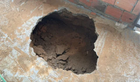 Cratera dentro de casa preocupa moradora no bairro Alvorada