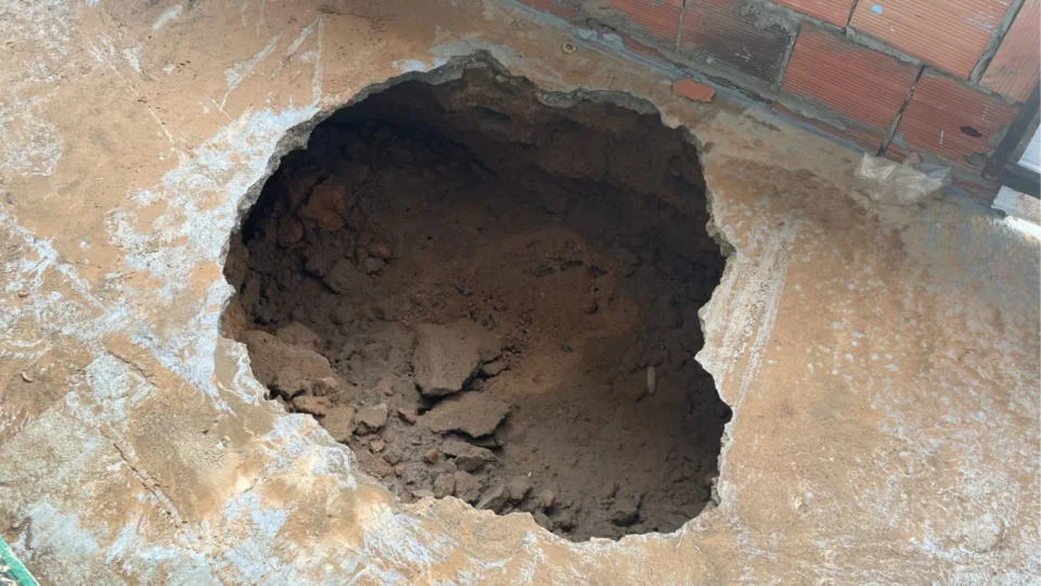 Cratera dentro de casa preocupa moradora no bairro Alvorada
