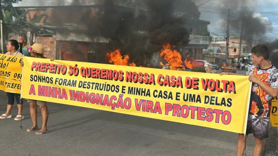 Moradores protestam por indenizações e obras paradas no bairro Mauazinho