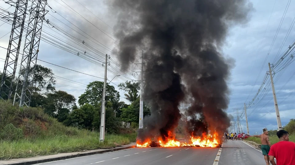 Moradores do Ramal do Acará protestam por infraestrutura em Manaus