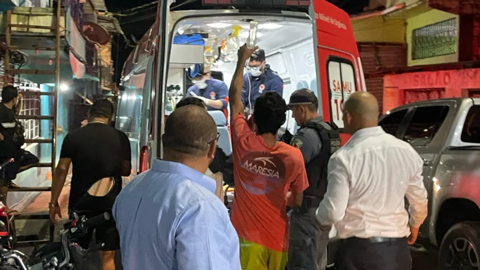 Briga termina em esfaqueamento e deixa dois feridos no Mauazinho; um está em estado grave