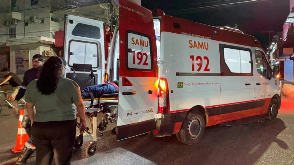 Motociclista entregador fica ferido em acidente na avenida Adalberto Vale, em Manaus