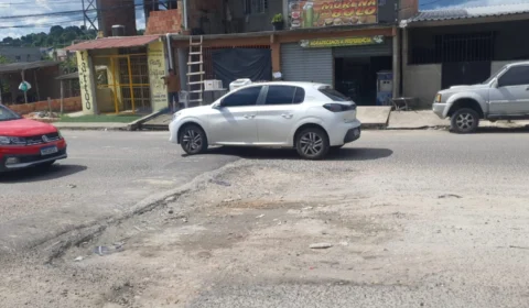 Moradores denunciam buraco em via do bairo Nova Vitória, na zona leste de Manaus