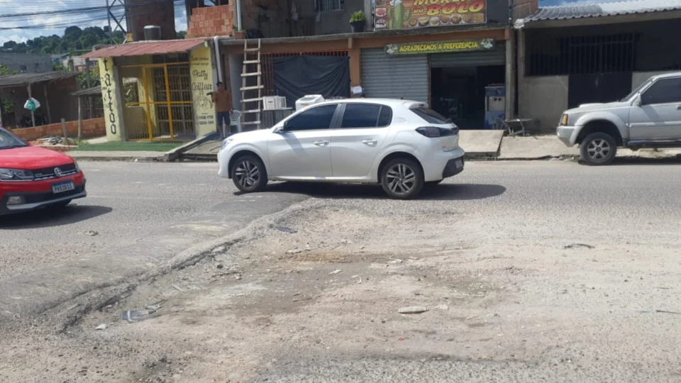 Moradores denunciam buraco em via do bairo Nova Vitória, na zona leste de Manaus