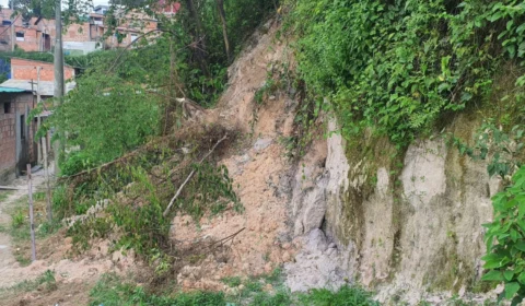 Moradores denunciam risco de desabamento próximo a empresa no bairro Nova Vitória, na zona leste de Manaus