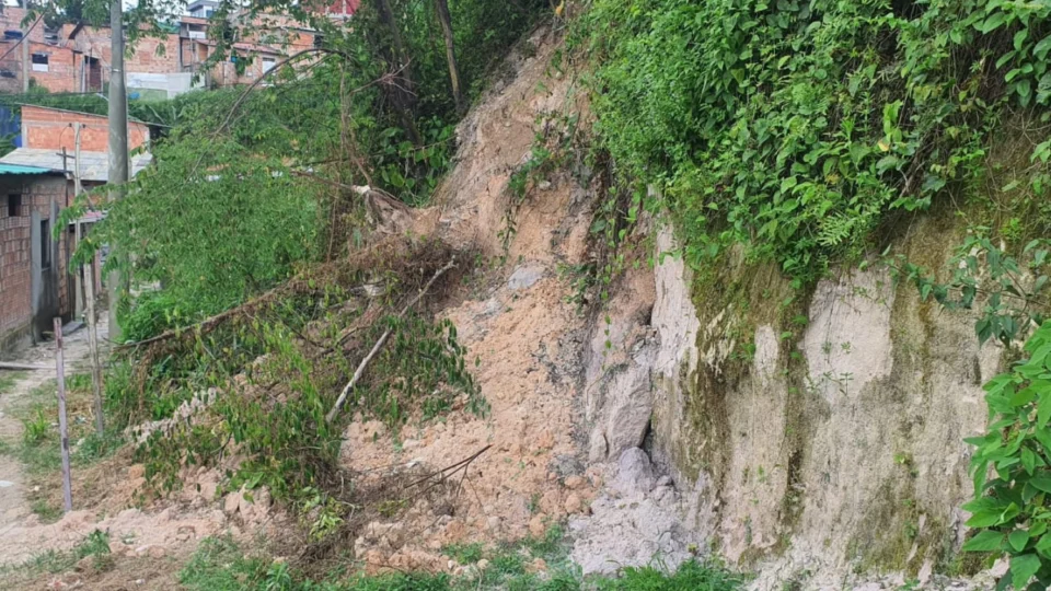 Moradores denunciam risco de desabamento próximo a empresa no bairro Nova Vitória, na zona leste de Manaus