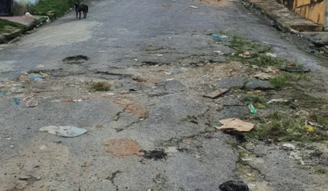 Moradores denunciam abandono e buracos em via do bairro Gilberto Mestrinho, na zona leste de Manaus