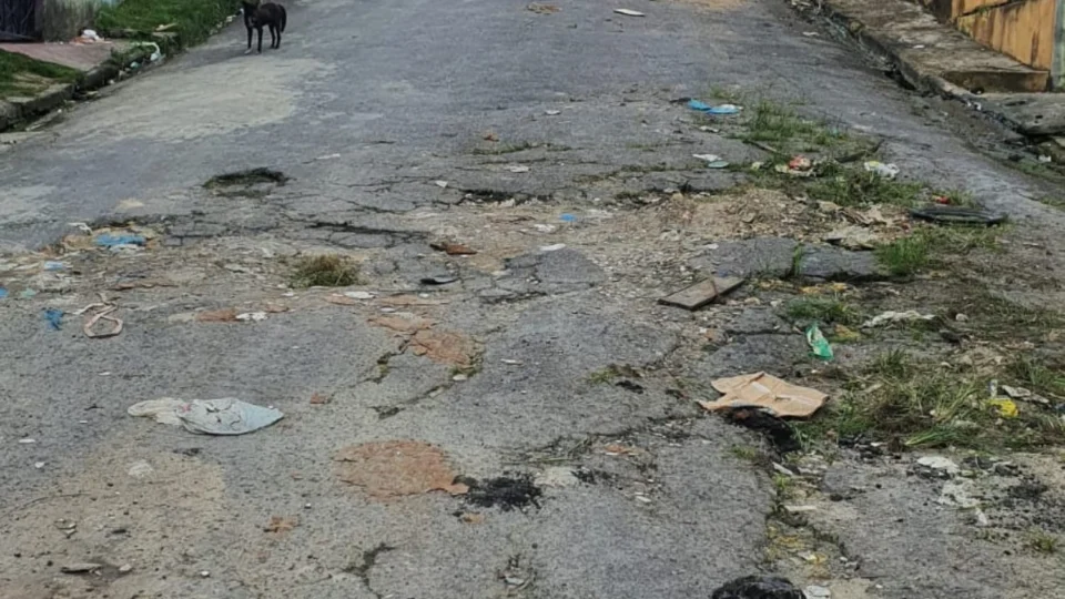Moradores denunciam abandono e buracos em via do bairro Gilberto Mestrinho, na zona leste de Manaus