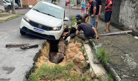 Carro fica preso em buraco na Rua Santo Antônio, no bairro Flores, na tarde desta segunda-feira