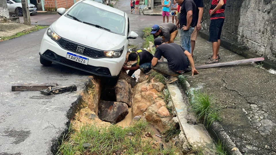 Carro fica preso em buraco na Rua Santo Antônio, no bairro Flores, na tarde desta segunda-feira