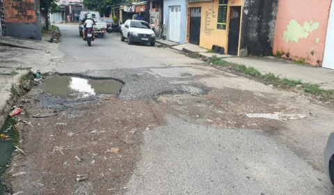 Buraco enorme preocupa moradores no bairro Petrópolis