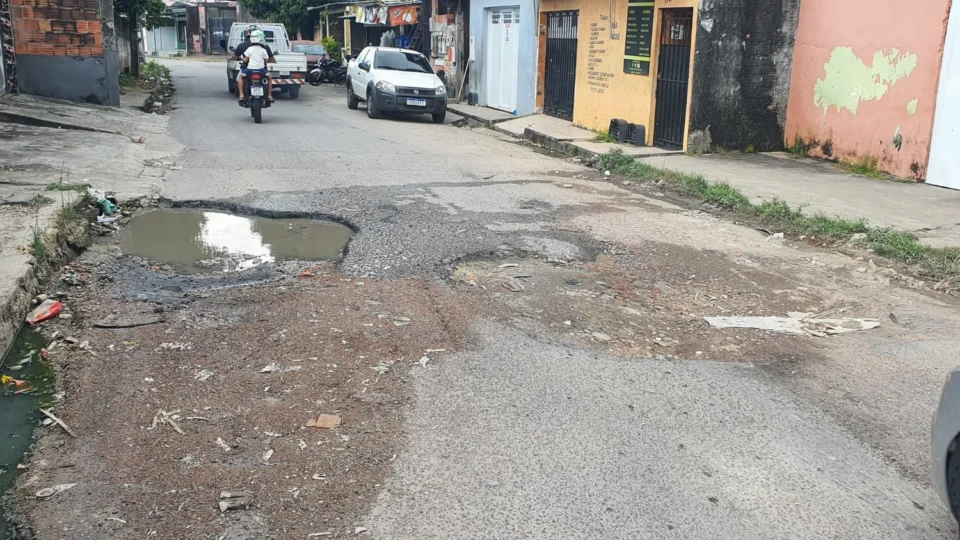 Buraco enorme preocupa moradores no bairro Petrópolis