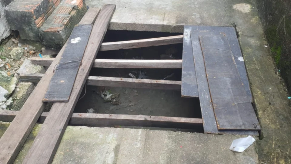 Falta de infraestrutura causa transtornos no Beco São João, no bairro Petrópolis