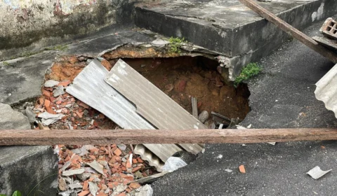Moradora do Dom Pedro II denuncia cratera em frente à residência e cobra providências da Prefeitura