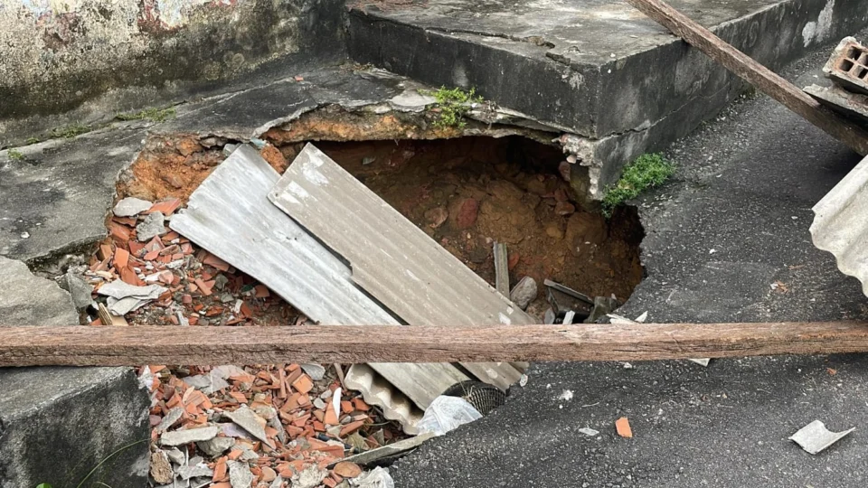 Moradora do Dom Pedro II denuncia cratera em frente à residência e cobra providências da Prefeitura
