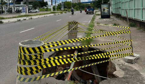 Cratera cresce na Avenida Rodrigo Otávio e motoristas senunciam risco de acidentes