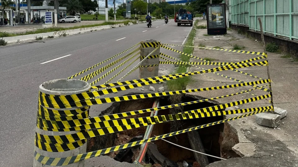 Cratera cresce na Avenida Rodrigo Otávio e motoristas senunciam risco de acidentes