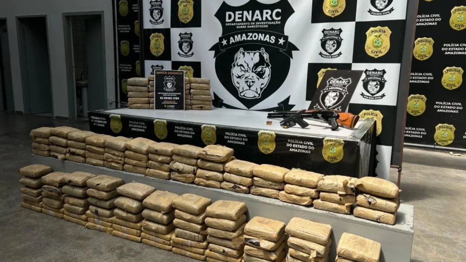 Polícia Civil apreende 156 kg de maconha e prende suspeito com arsenal em Manaus