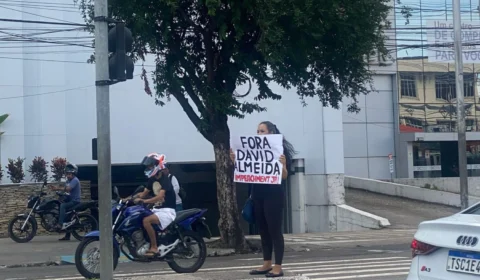 Mulher protesta sozinha em Manaus pedindo impeachment do prefeito David Almeida