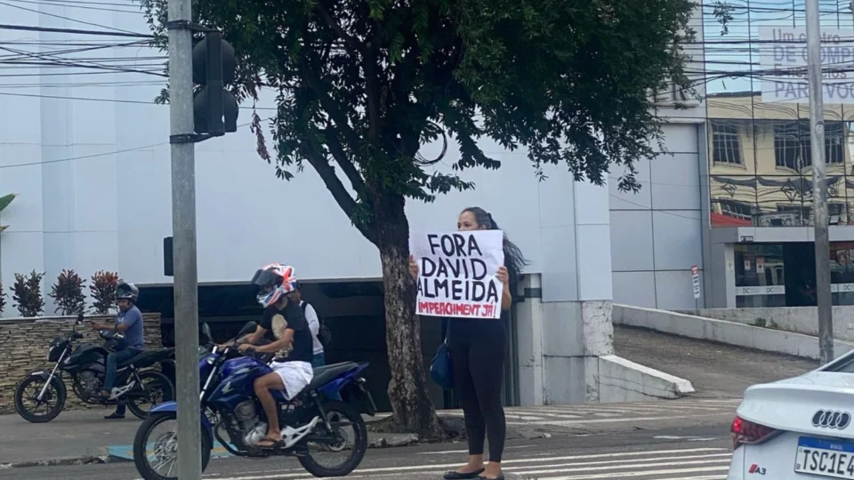 Mulher protesta sozinha em Manaus pedindo impeachment do prefeito David Almeida