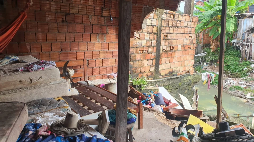 Família perde casa após forte chuva no Bairro da Paz em Manaus