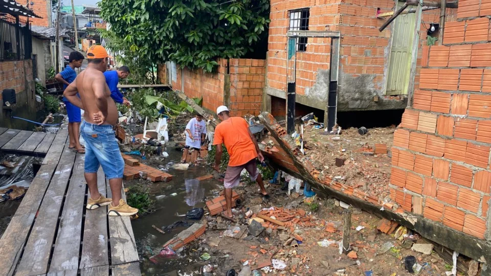 Família perde tudo após chuva em Manaus; criança de 11 anos salva mãe e irmãos