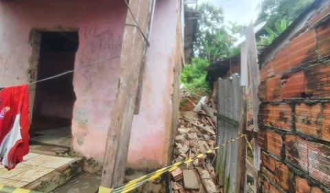 Estragos após forte chuva: morador de casa atingida por deslizamento relata situação desesperadora