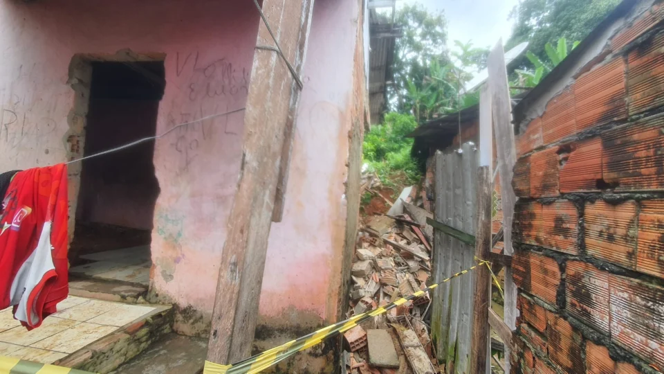 Estragos após forte chuva: morador de casa atingida por deslizamento relata situação desesperadora