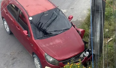 Motorista com sinais de embreaguez colide com poste no Cidade de Deus